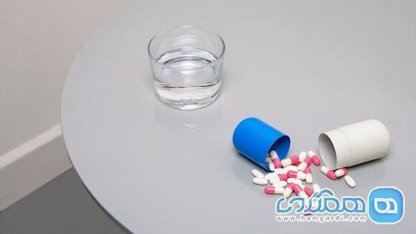 خوردن قرص با نوشیدنی هایی جز آب چه خطرهایی دارد؟