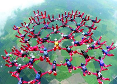 برگزاری جشن تولد 100 سالگی یک مادربزرگ در ارتفاع 760 متری ، بلند پرواز ترین آدم های جهان را بشناسید